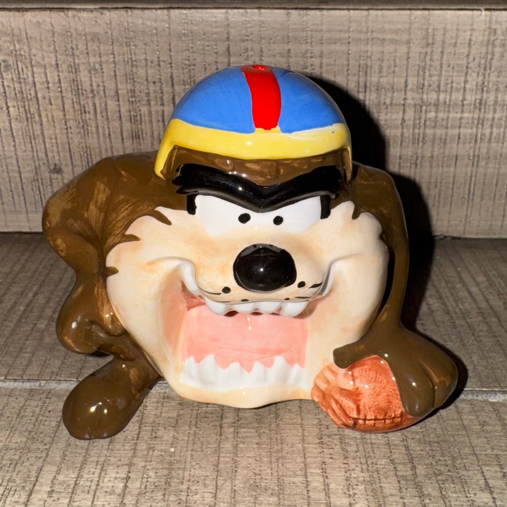 1993 Warner Bros Loony Tunes Tasmanian Devil Taz Football Salt or Pepper Shaker